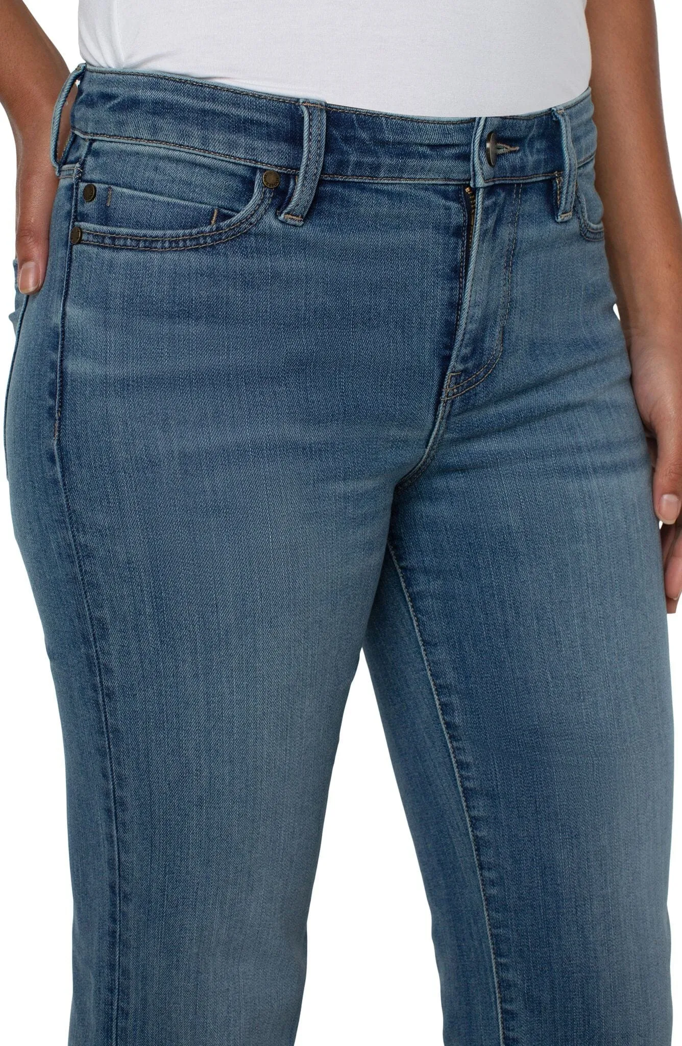 CLASSIC STRAIGHT HIGH RISE JEAN